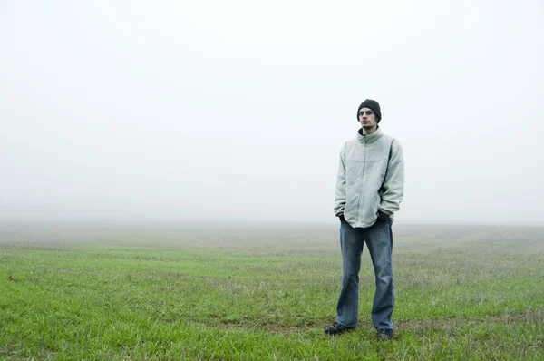 Έφηβος που στέκεται στο πεδίο — Φωτογραφία Αρχείου