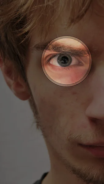 Allvarliga Bestämd Ung Man Tittar Genom Eye Scan Grafisk Bakgrund — Stockfoto
