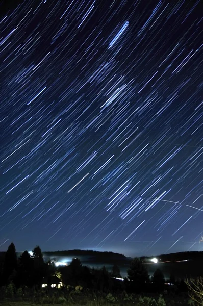 Star Trails larga exposición en la noche —  Fotos de Stock