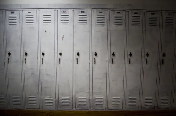 Row Poorly Painted White Lockers Shadows Covering Sides Them Lockers — Stock Photo, Image