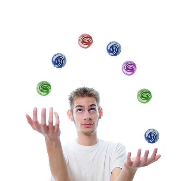Молодой взрослый жонглирует мячами — стоковое фото