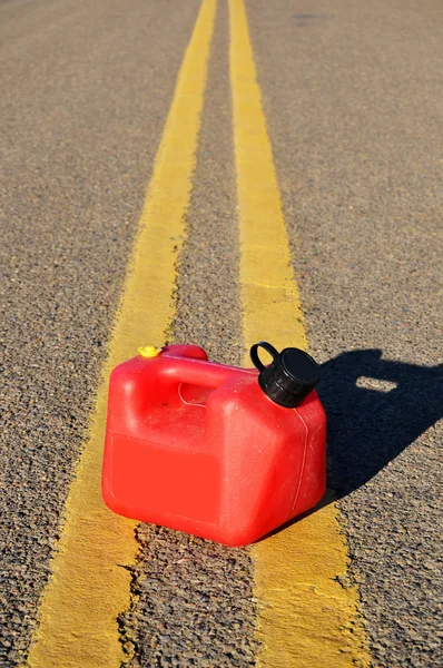 Benzyna może na ulicy — Zdjęcie stockowe