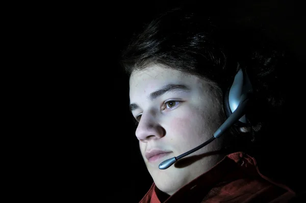 Genç Genç Yetişkin Modern Bir Kulaklık Ile Video Oyunları Oynuyor — Stok fotoğraf