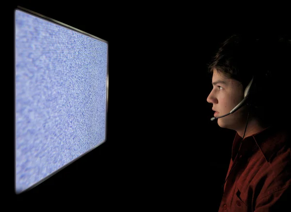Joven Adolescente Adulto Está Mirando Una Televisión — Foto de Stock
