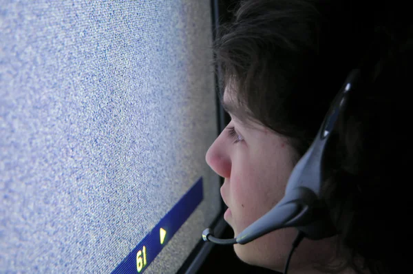 Joven Adolescente Adulto Está Mirando Una Televisión — Foto de Stock