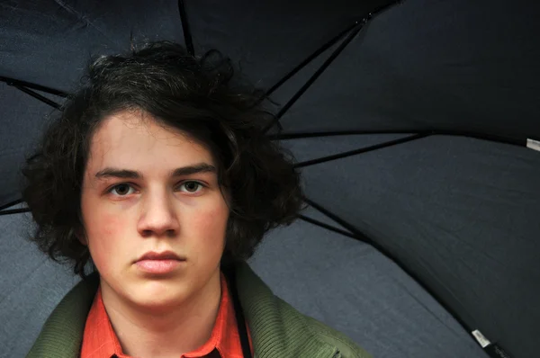 Vážný Mladý Muž Černý Deštník Zíral Přímo Objektivu Fotoaparátu — Stock fotografie