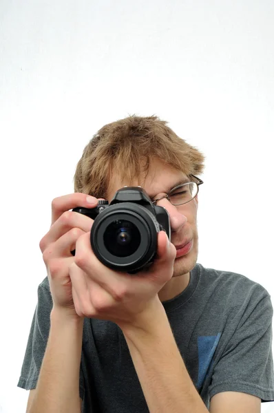 Fiatal tizenéves fiú rendelkező digitális tükörreflexes fényképezőgép — Stock Fotó