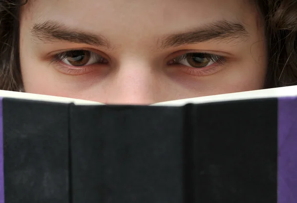 Unga vuxna läsa bok — Stockfoto