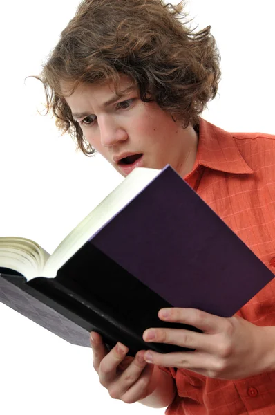 Mladé dospělé čtení kniha — Stock fotografie