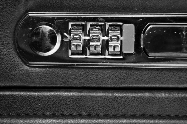 Ένα Closeup Του Ένα Μαύρο Χαρτοφύλακα Τρεις Συνδυασμού Μέσω Τηλεφώνου — Φωτογραφία Αρχείου
