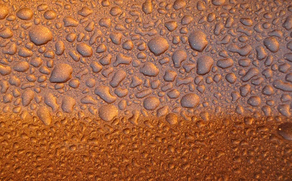 水滴ゴールドの輝き 織り目加工の表面 光沢のある車にもともとこの水の滴のテクスチャ — ストック写真