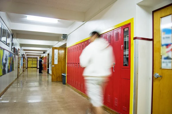 Een Lege Middelbare School Hal Met Een Persoon Lopen Door — Stockfoto