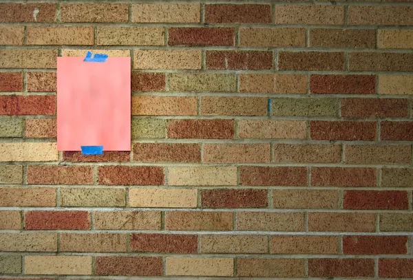 Чистый Лист Горячей Розовой Бумаги Приклеенный Кирпичной Стене Синей Лентой — стоковое фото