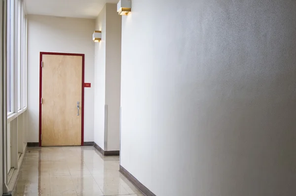 Empty Hallway Leading Closed Door Windows Let Light Hall Coming — Stock Photo, Image