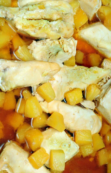 Tavuk Taze Pişmiş Yemek Için Bir Tavada Oturan Ananas — Stok fotoğraf