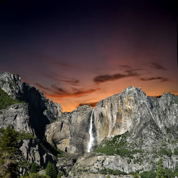 Uma Montanha Com Uma Cachoeira Com Céu Dramático Entardecer — Fotografia de Stock