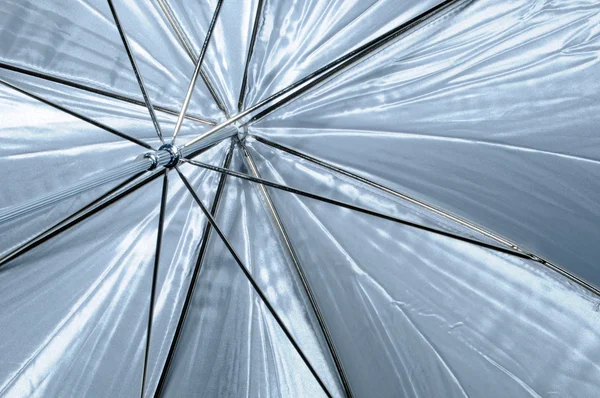 Streszczenie Zbliżenie Parasol Studyjny Jest Oświetlony Przez Światło Studio — Zdjęcie stockowe