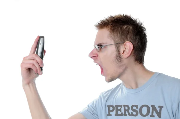 Angry young man schreeuwt naar telefoon — Stockfoto