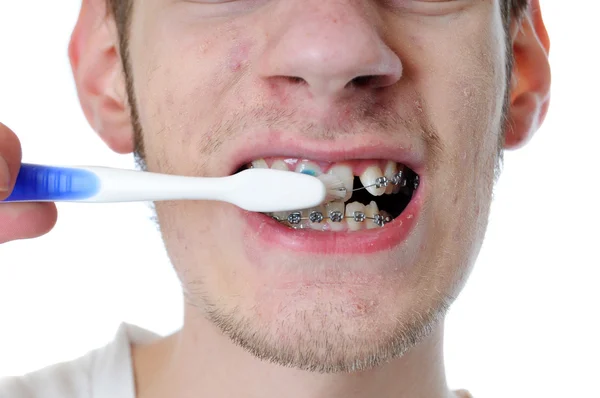 Giovane uomo adulto si lava i denti — Foto Stock