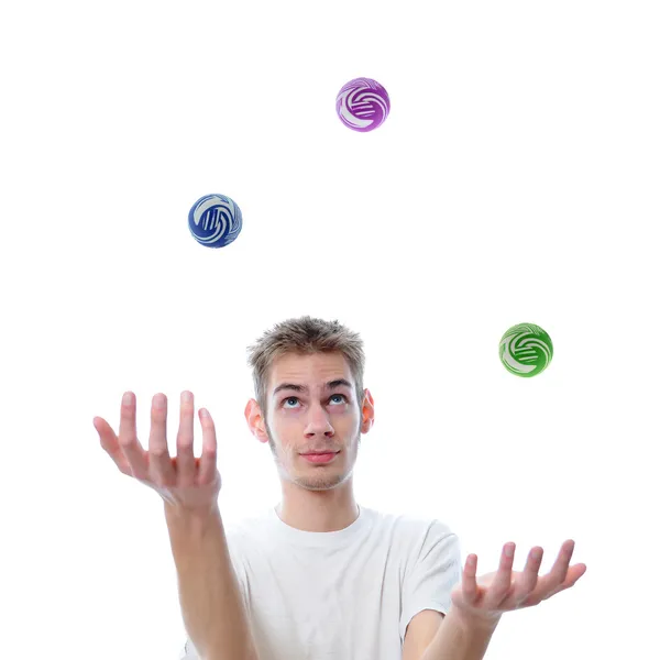 Молодой взрослый жонглирует мячами — стоковое фото