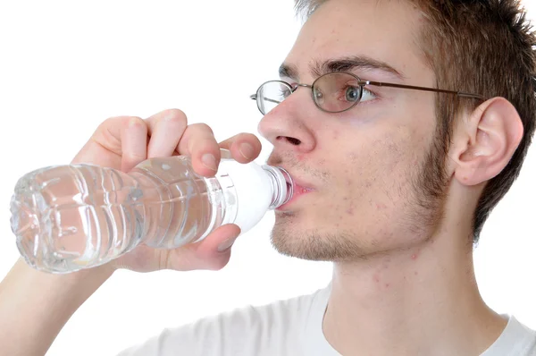 Hombre bebiendo agua embotellada — Foto de Stock