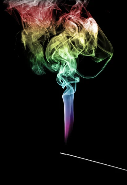 Rök Kommer Upp Från Rökelse Pinne Över Svart Bakgrund — Stockfoto