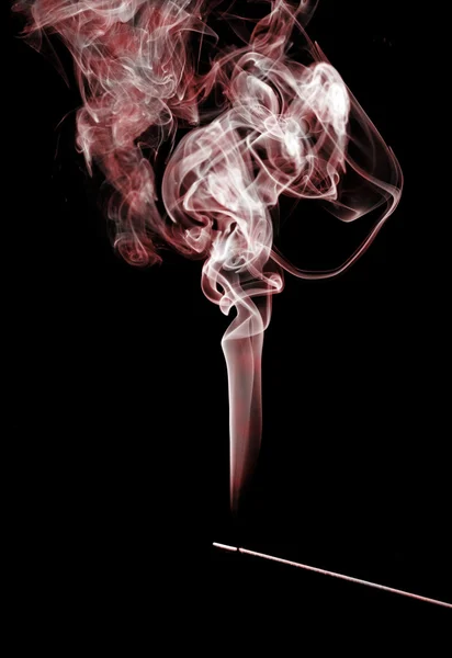 Fumaça de incenso vermelho — Fotografia de Stock