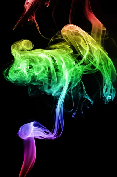 烟气从过来线香在漂亮彩虹多颜色与黑色背景上烟雾 — 图库照片