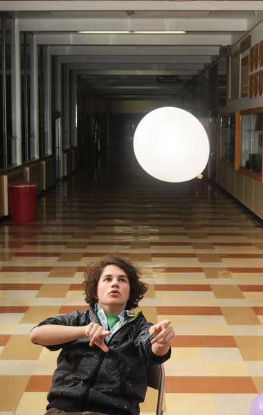 年轻的成年男子玩魔术气球在走廊 — 图库照片