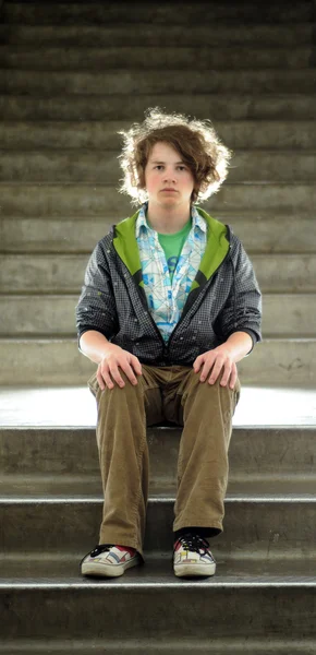 Mládež sedí na schodech — Stock fotografie