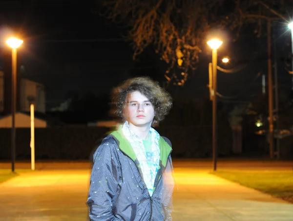 Молодежь на ночной улице — стоковое фото
