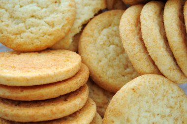 bir avuç kazıklı ve birbiri yığılmış snickerdoodle şekerli kurabiye