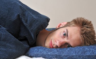 Genç Beyaz genç yetişkin erkek yastığın üzerinde gözleri ile uyku kapalı.