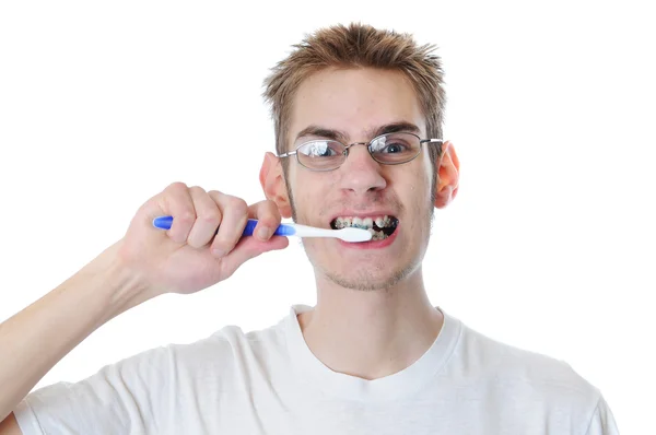 Joven adulto hombre cepillos dientes — Foto de Stock