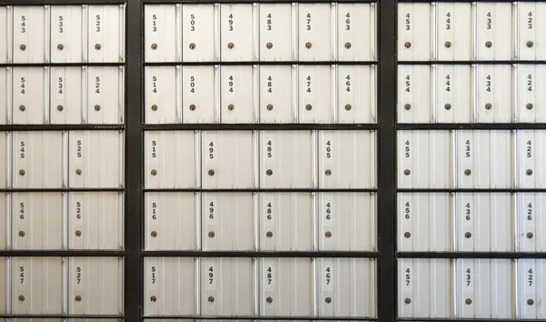 邮政信箱 这些邮政信箱带编号的三个数字和它们全部关闭 — 图库照片