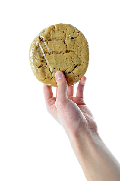 Mãos Segurando Encolher Cookie Embrulhado Isolado Fundo Branco Branco — Fotografia de Stock