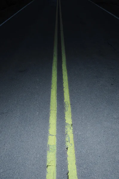 暗い夜に長い直線道路 — ストック写真