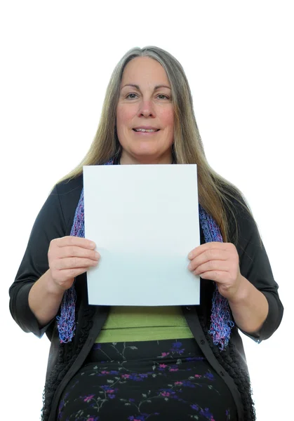 Женщина Держит Чистый Лист Бумаги Белым Пустым Пустым Копирайтом Нем — стоковое фото