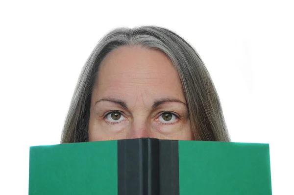 Γυναίκα Διαβάζοντας Ένα Πράσινο Βιβλίο Hardcover Που Απομονώνονται Λευκό Φόντο — Φωτογραφία Αρχείου