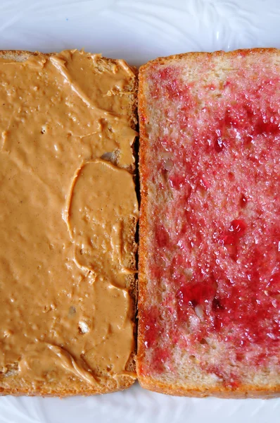 Откройте Бутерброд Арахисовым Маслом Желе Бок Бок Тарелке — стоковое фото
