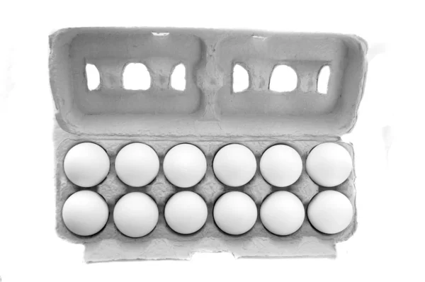 Huevos en cartón de huevo — Foto de Stock