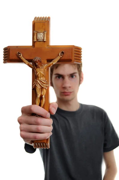 Junger Mann Hält Ein Hölzernes Jesuskreuz Hoch Isoliert Auf Weiß — Stockfoto