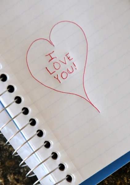 Μικρή Σημείωση Που Λέει Αγαπώ Μέσα Ένα Σχήμα Καρδιάς — Φωτογραφία Αρχείου