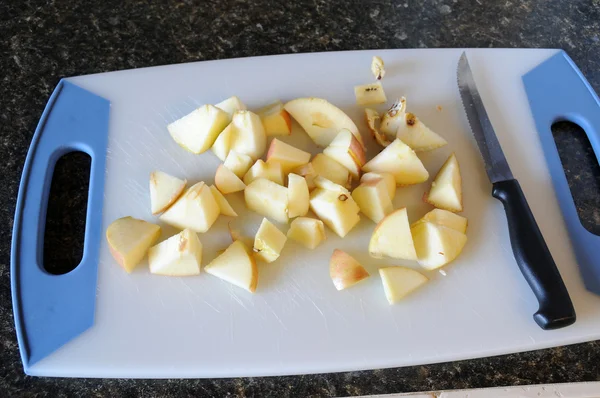 Dilimlenmiş elma kesme tahtası üzerinde yukarı — Stok fotoğraf