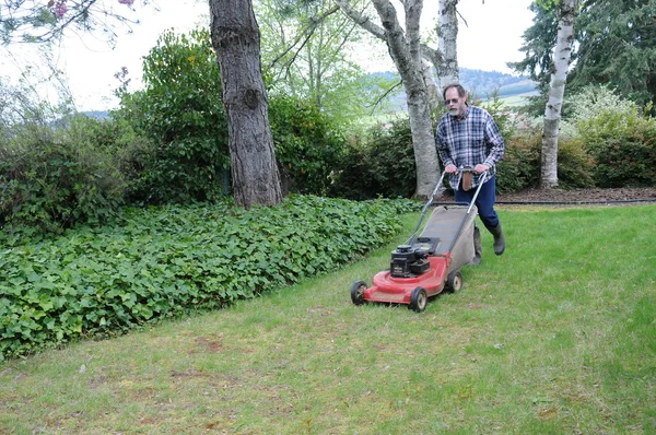 芝生を刈る男 — ストック写真