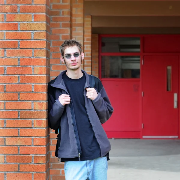 Attraktiva Manlig Student Framför Utsida Brick Wall Skola — Stockfoto