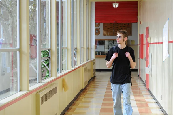 Fehér Kaukázusi Férfi Fiatal Felnőtt Sétál Iskolai Folyosón Kezével Hátizsák — Stock Fotó