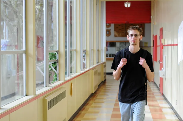 Estudiante caminando en el pasillo — Foto de Stock