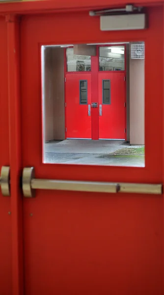 Porta Vermelha Com Uma Janela Quadrada Dentro Uma Porta Vermelha — Fotografia de Stock