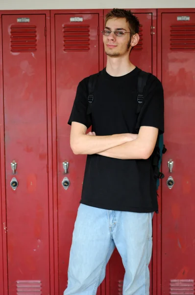 Студент стоит перед шкафчиками — стоковое фото